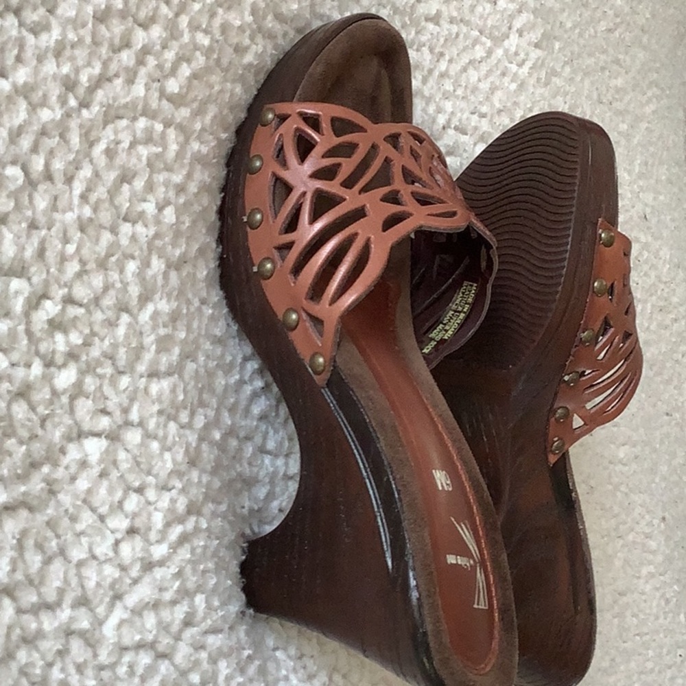 White Mountain heeled brown sandals, size 6M. - Picture 2 of 7